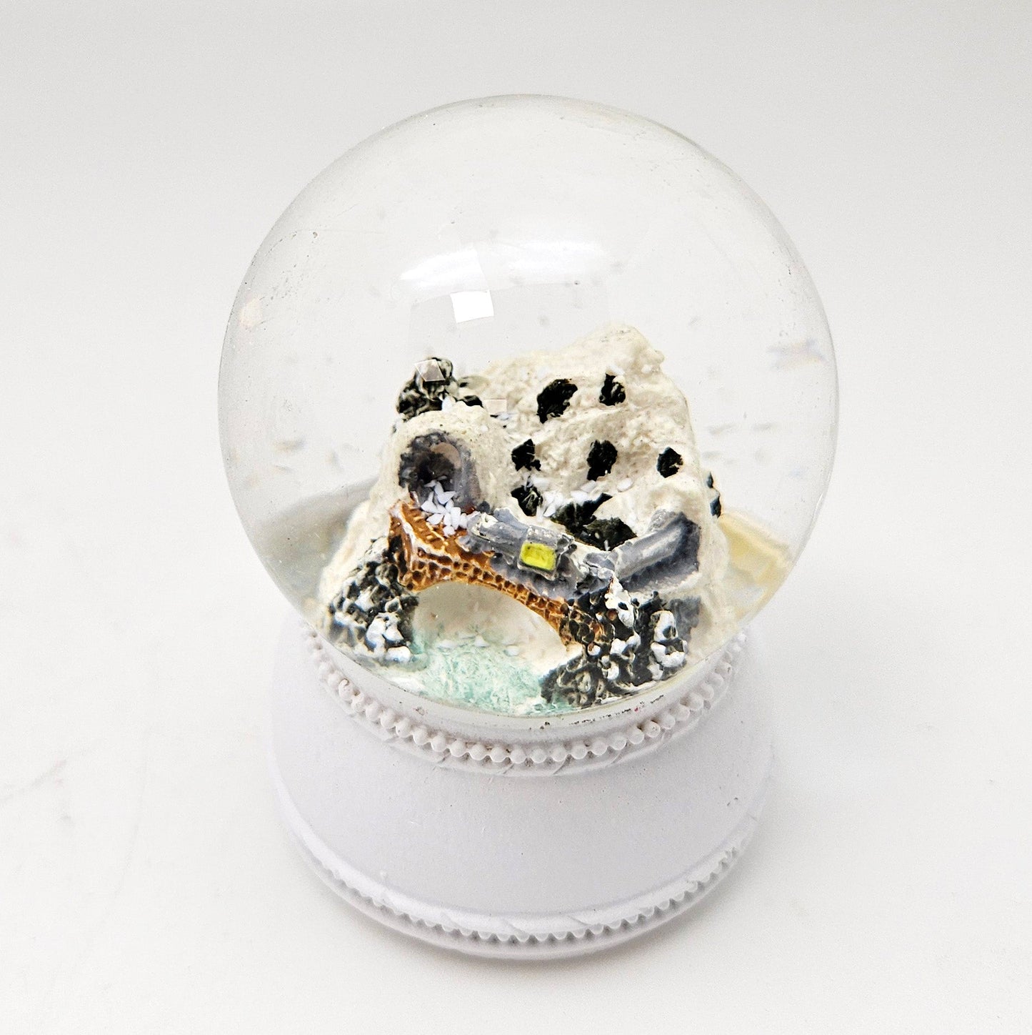 4 süße Mini - Schneekugeln Winter & Weihnacht, Rehkitz mit Sockel weiß Nostalgie B: 45mm - Schneekugelhaus