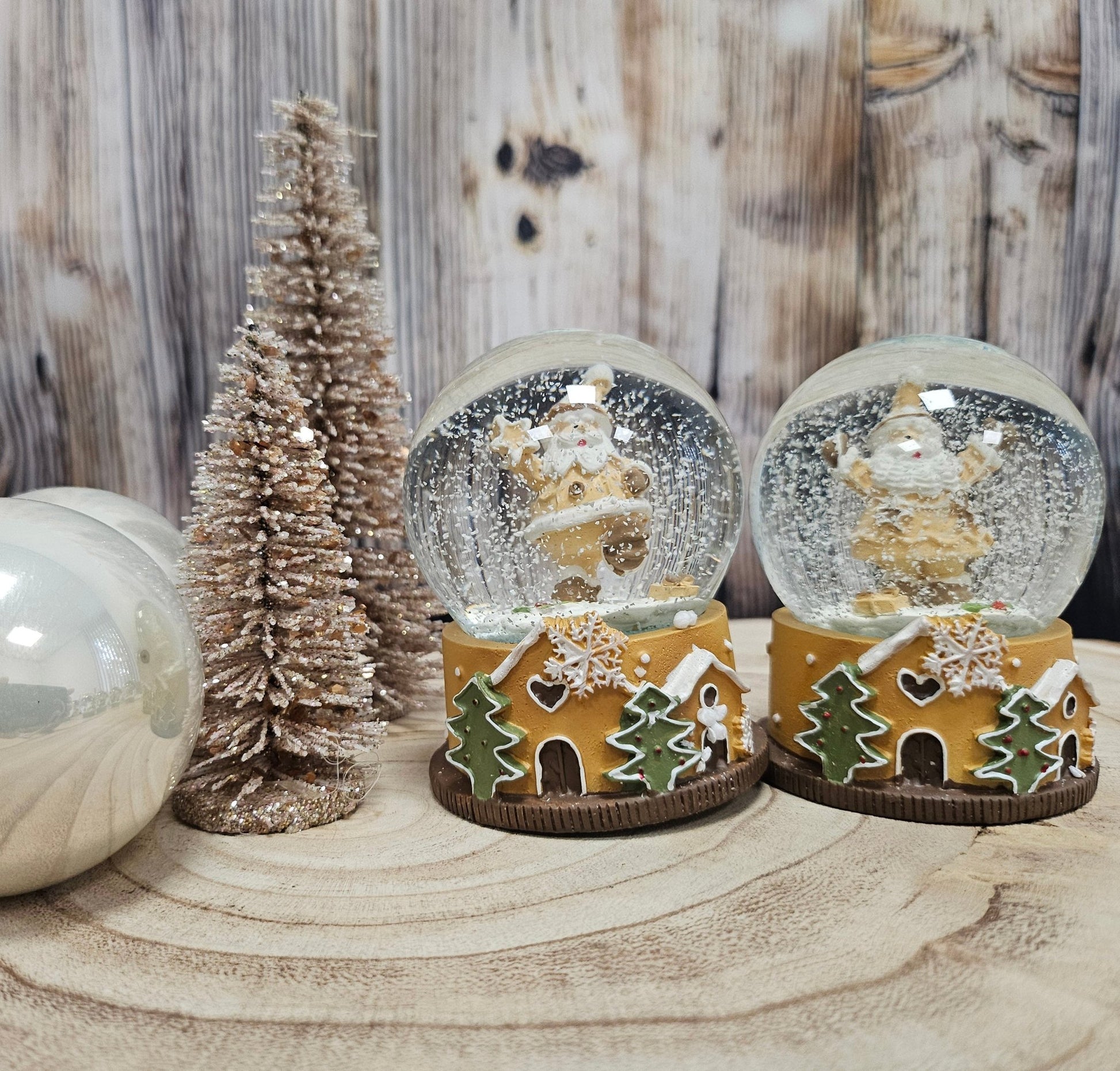 2 Süße Schneekugeln Zuckerbäcker auf Sockel Weihnachten 65 mm Durchmesser - Schneekugelhaus