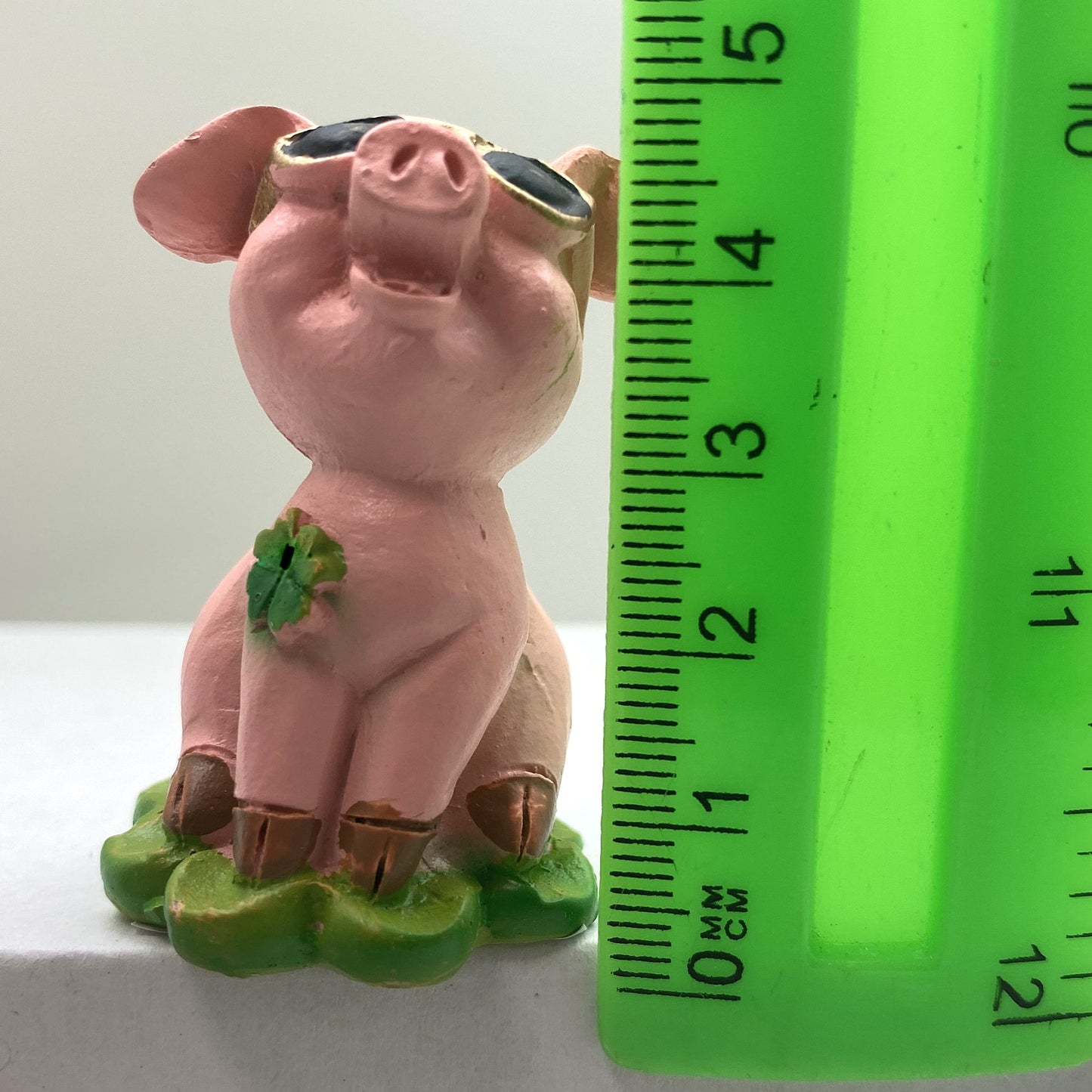 Innenmodell "Schwein mit Kleeblatt-Brosche" - 40 x 45 mm