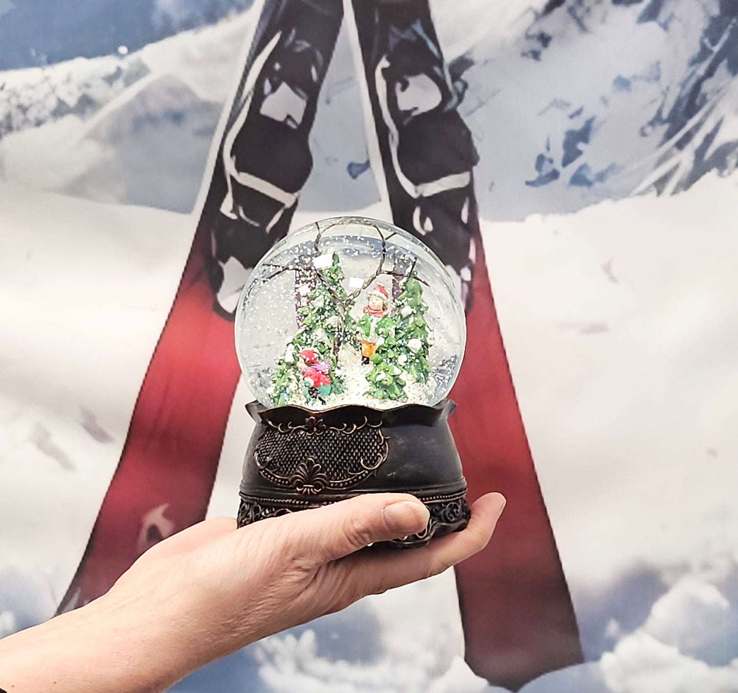 Nostalgische Schneekugel Familienspaziergang auf Ornamentsockel kupfer antik 100 mm Durchmesser mit Spieluhr