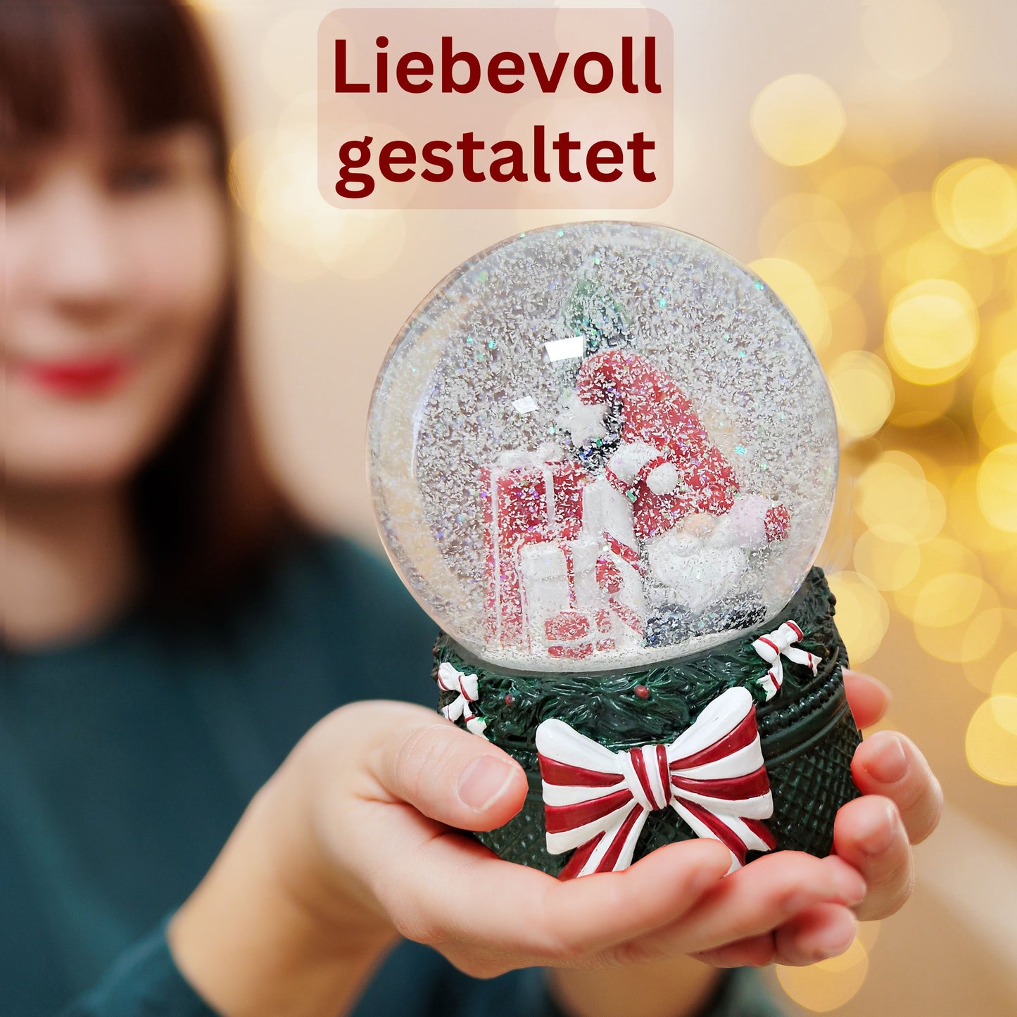 Nostalgische Schneekugel Wichtel rot auf Weihnachtsdekor grün 100 mm Durchmesser mit Spieluhr