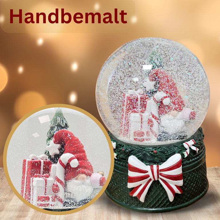 Nostalgische Schneekugel Wichtel rot auf Weihnachtsdekor grün 100 mm Durchmesser mit Spieluhr