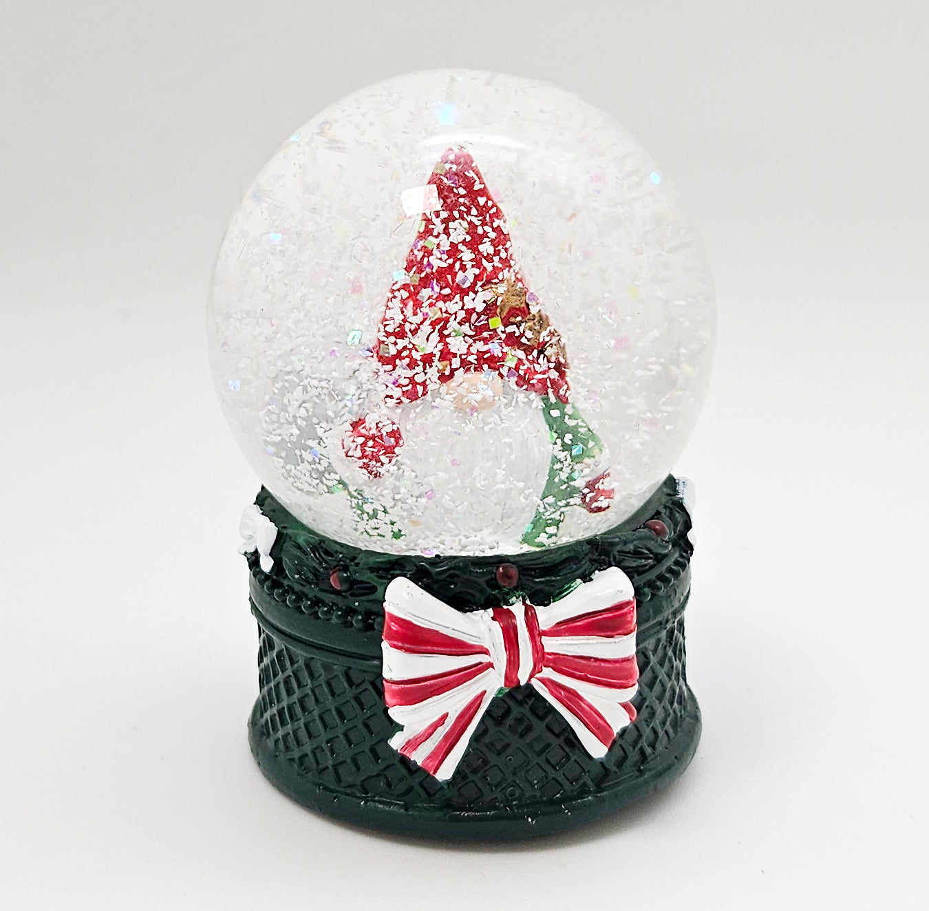 Süße Mini-Schneekugel Weihnachtswichtel Geschenkesack auf Sockel grün B: 45mm