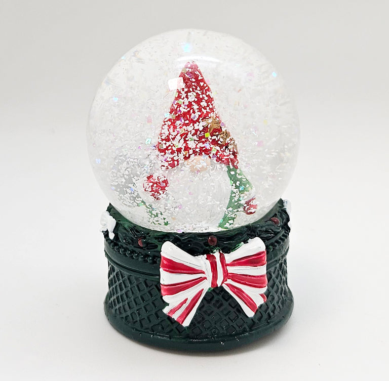 Süße Mini-Schneekugel Weihnachtswichtel Geschenkesack auf Sockel grün B: 45mm