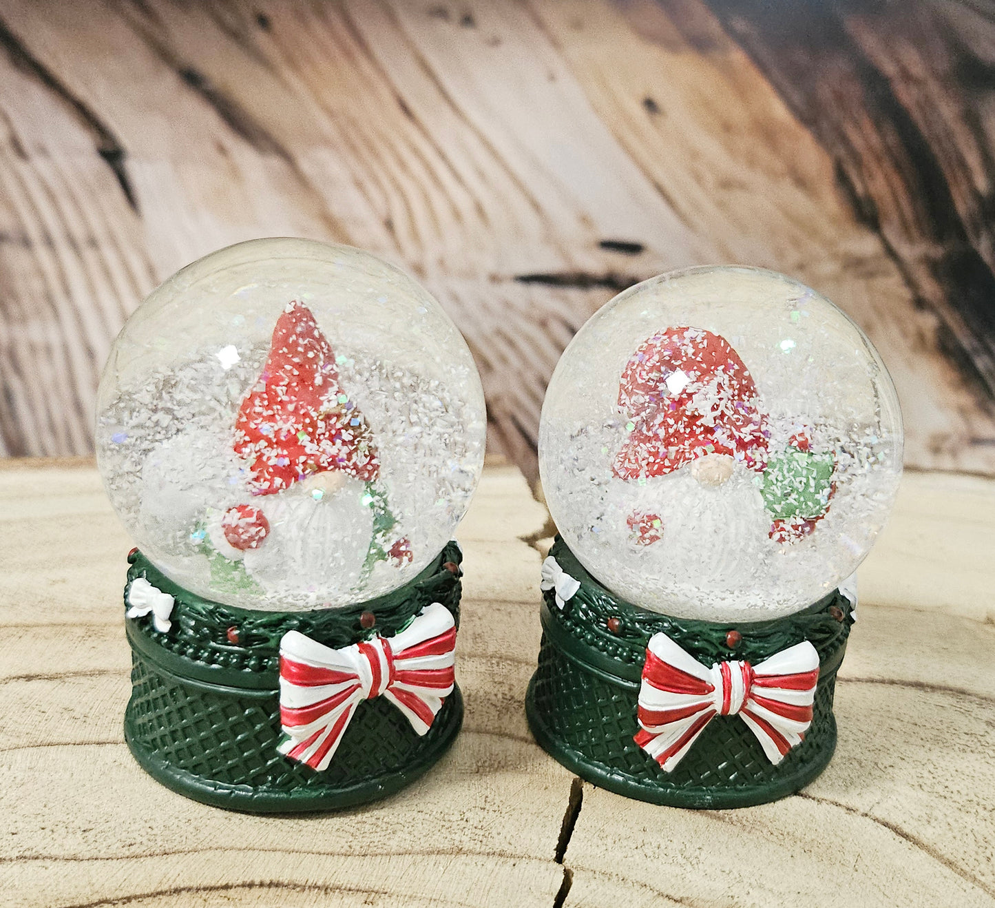 Süße Mini-Schneekugel Weihnachtswichtel Geschenkesack auf Sockel grün B: 45mm