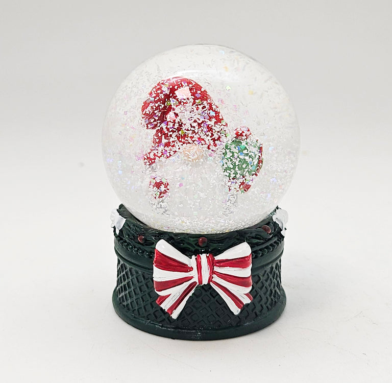 Süße Mini-Schneekugel Weihnachtswichtel Geschenkpaket auf Sockel grün B: 45mm