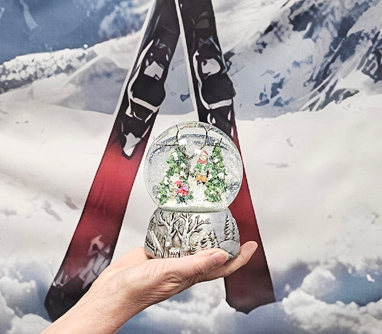 Nostalgische Schneekugel Skifahrer auf Silber Landschaft 100 mm Durchmesser mit Spieluhr