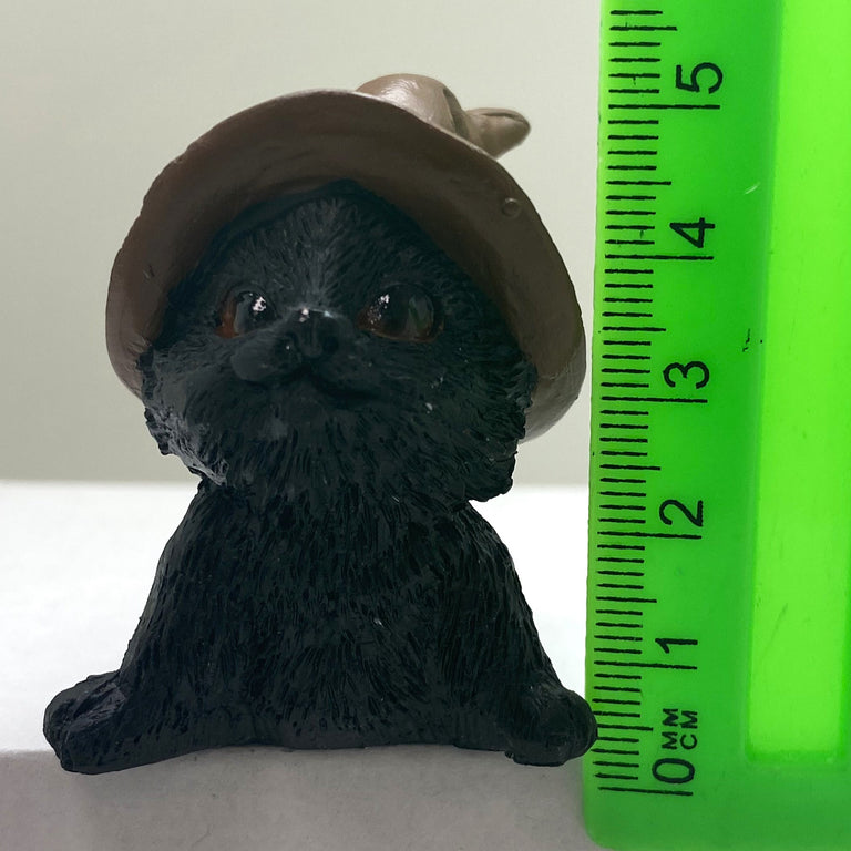 Hexen-Katzen Figur "liegend mit braunen Hut" - 65 x 65 mm