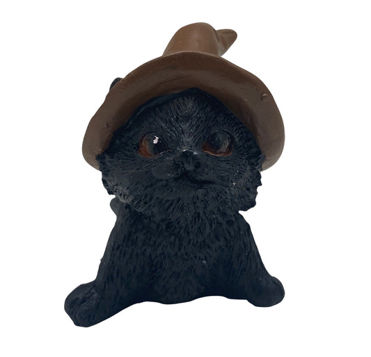 Hexen-Katzen Figur "liegend mit braunen Hut" - 65 x 65 mm