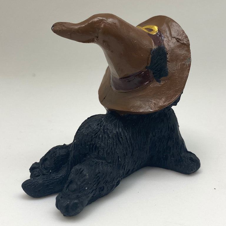 Hexen-Katzen Figur "liegend mit braunen Hut" - 65 x 65 mm
