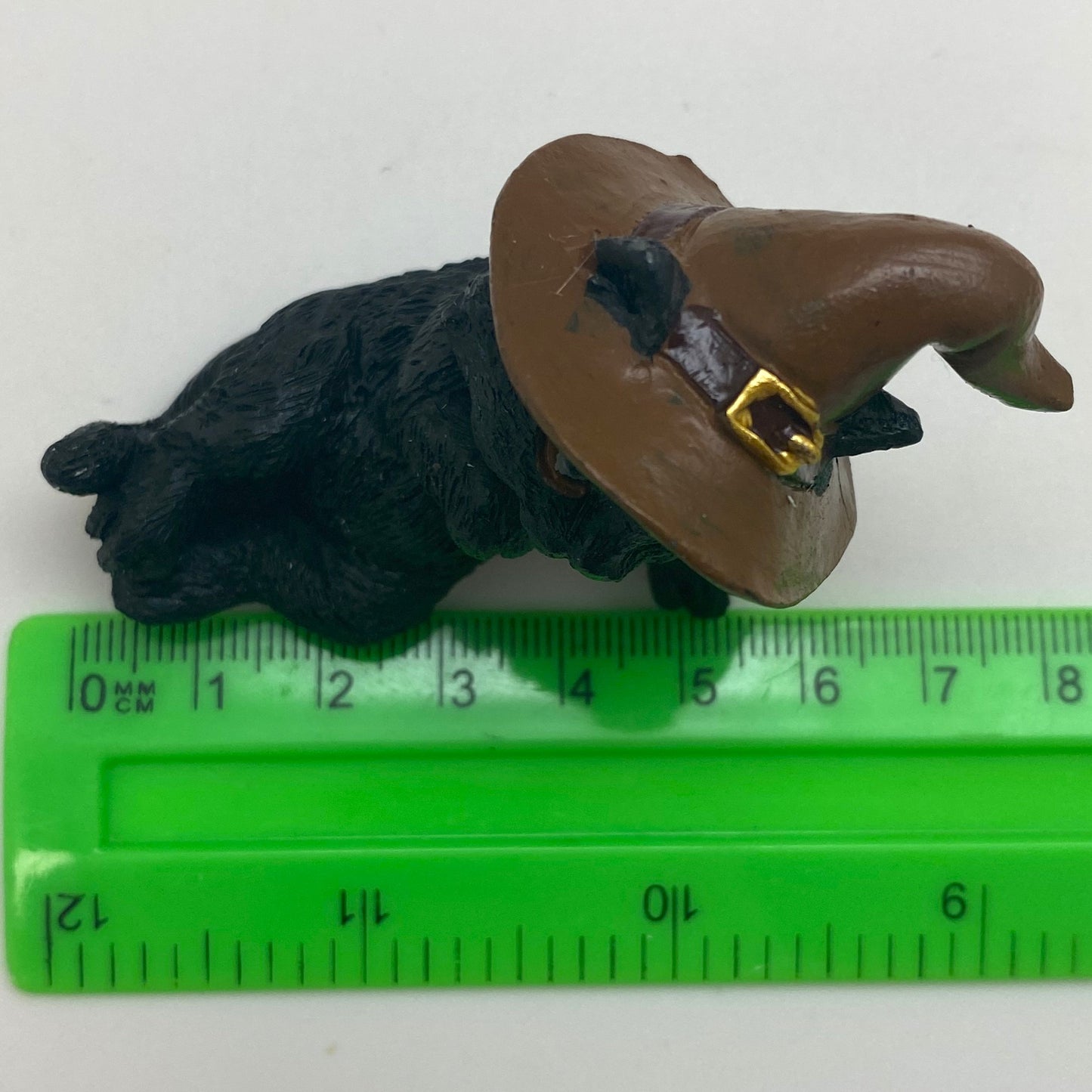 Hexen-Katzen Figur "seitlich liegend mit braunen Hut" - 85 x 55 mm