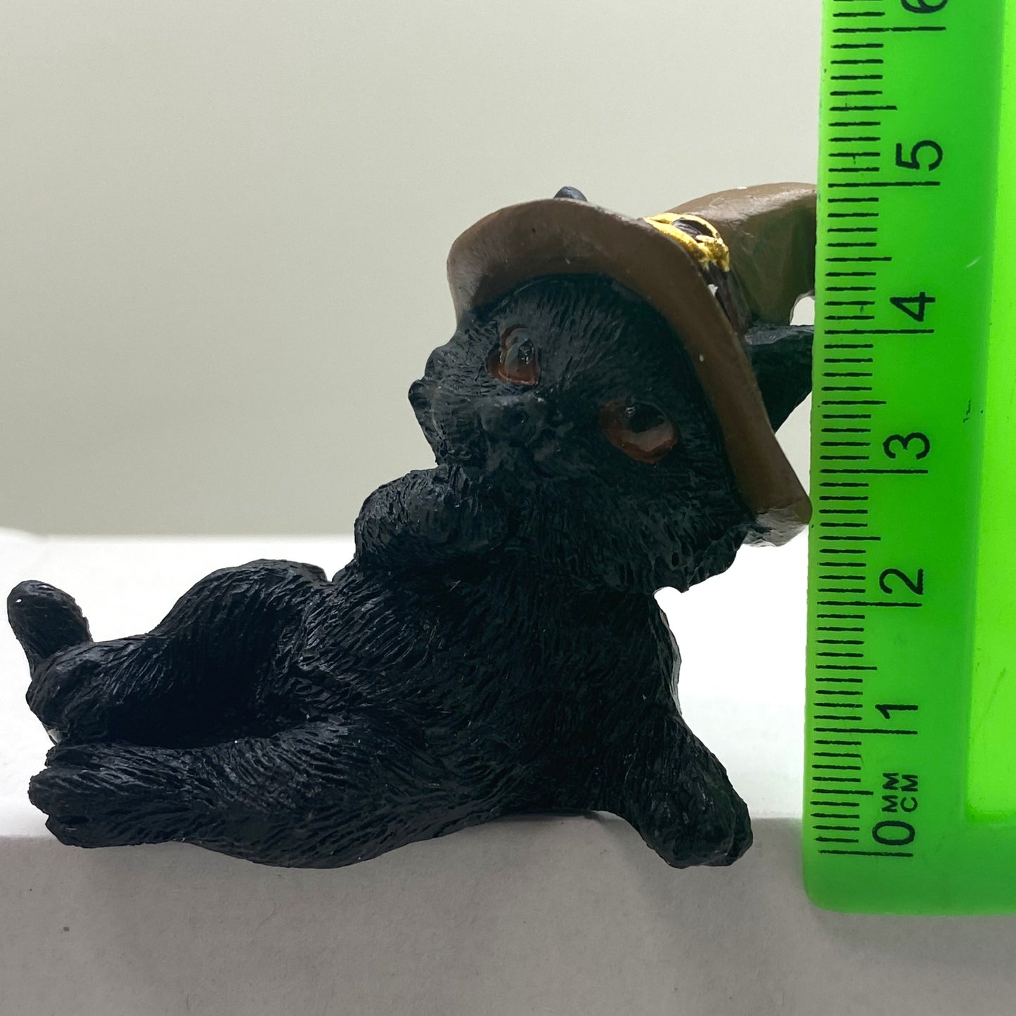 Hexen-Katzen Figur "seitlich liegend mit braunen Hut" - 85 x 55 mm