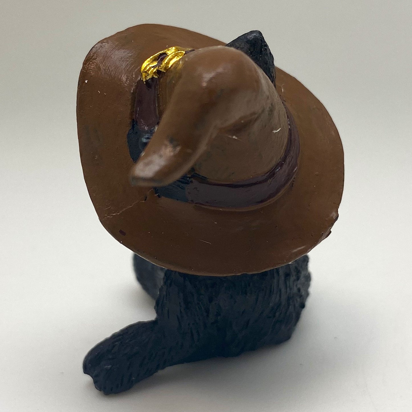 Hexen-Katzen Figur "seitlich liegend mit braunen Hut" - 85 x 55 mm
