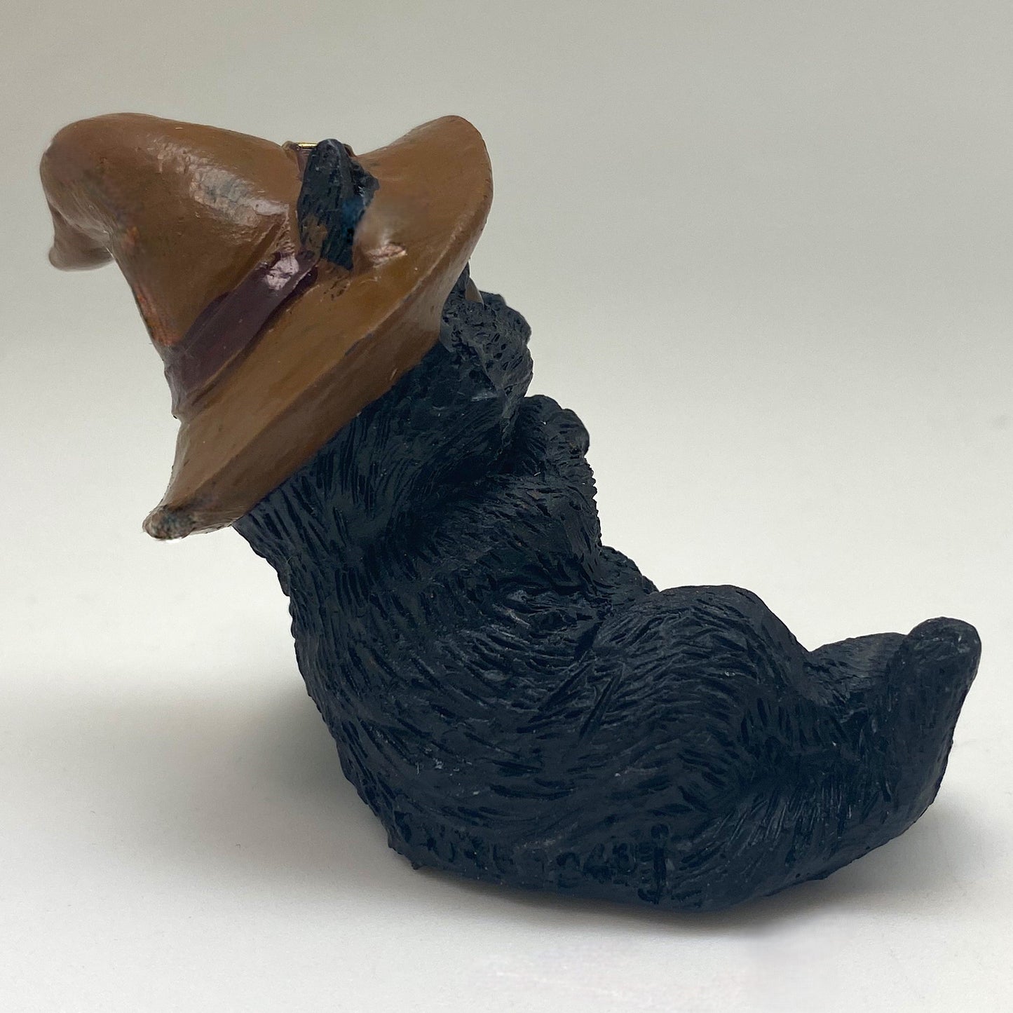 Hexen-Katzen Figur "seitlich liegend mit braunen Hut" - 85 x 55 mm