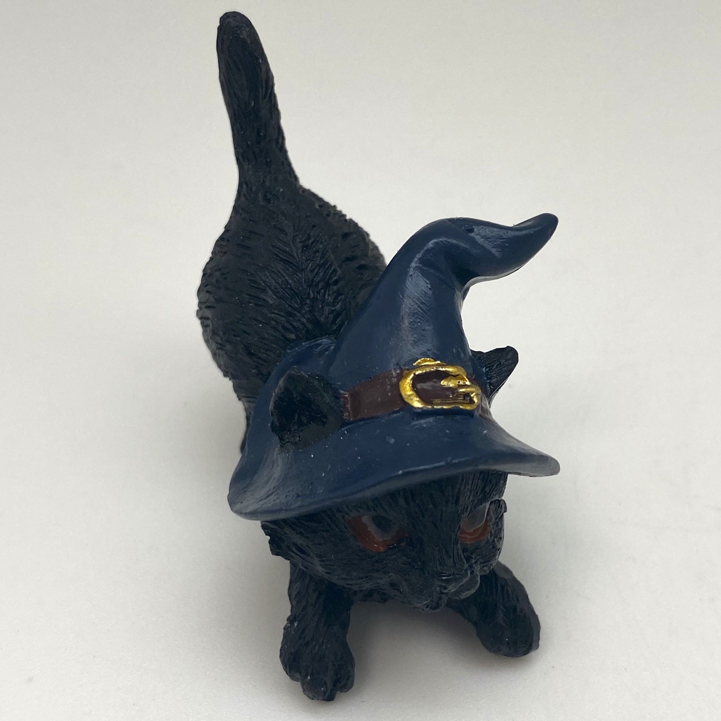 Hexen-Katzen Figur "streckend mit blauen Hut" - 65 x 65 mm