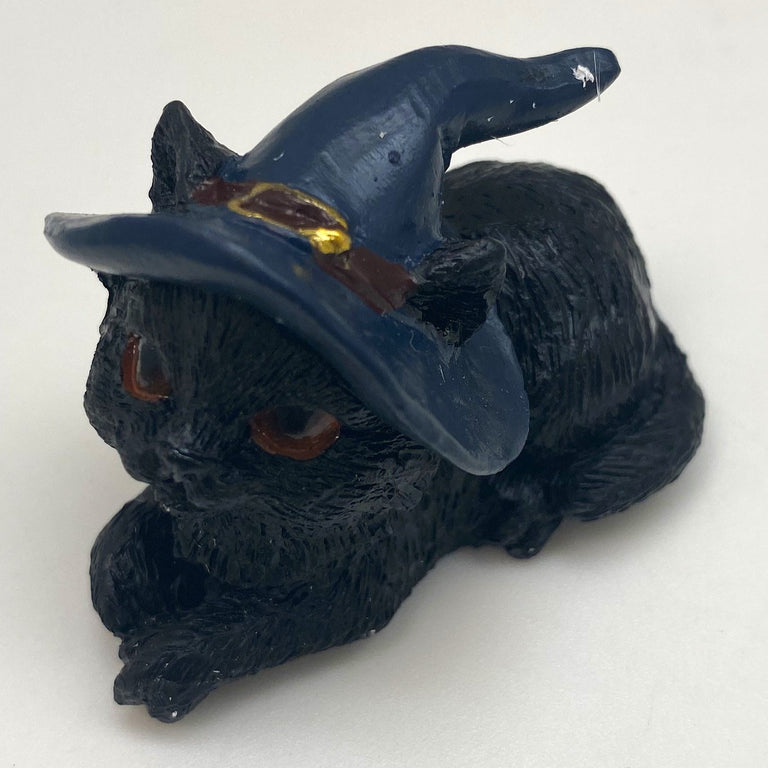Hexen-Katzen Figur "bequem mit blauen Hut" - 55 x 50 mm