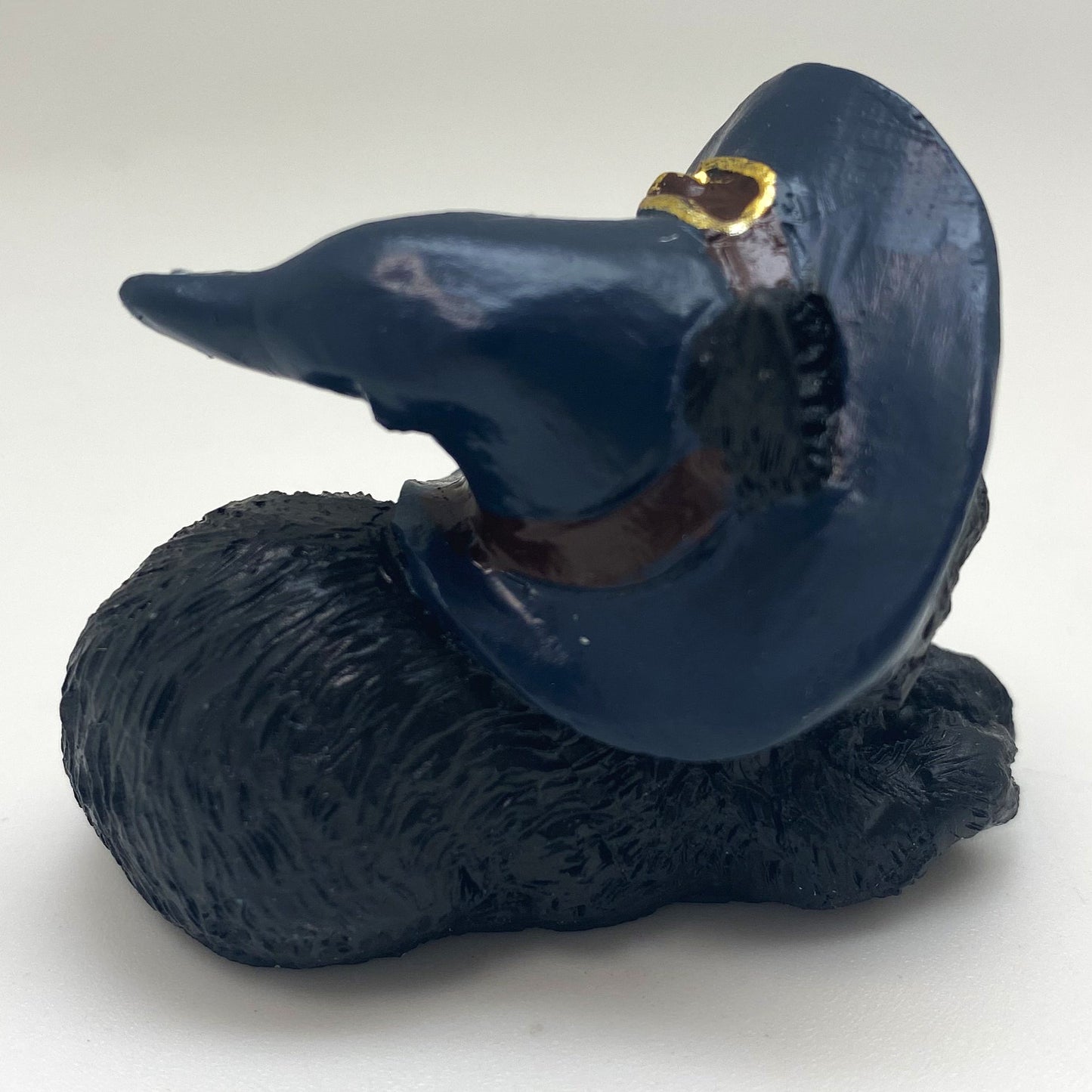 Hexen-Katzen Figur "bequem mit blauen Hut" - 55 x 50 mm