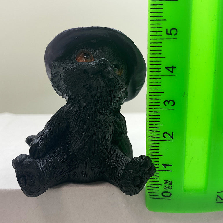 Hexen-Katzen Figur "breit sitzend mit lila Hut" - 55 x 65 mm