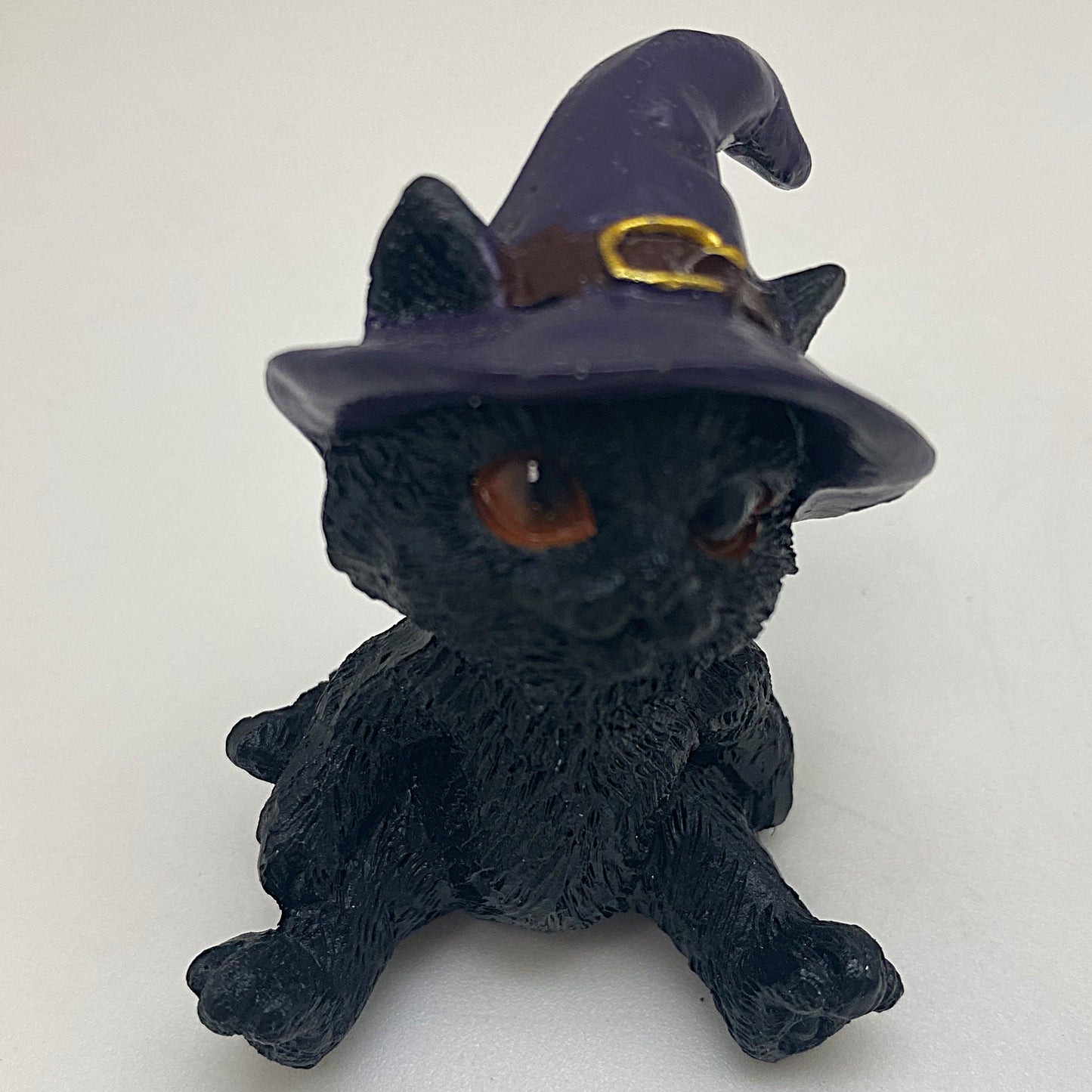 Hexen-Katzen Figur "breit sitzend mit lila Hut" - 55 x 65 mm