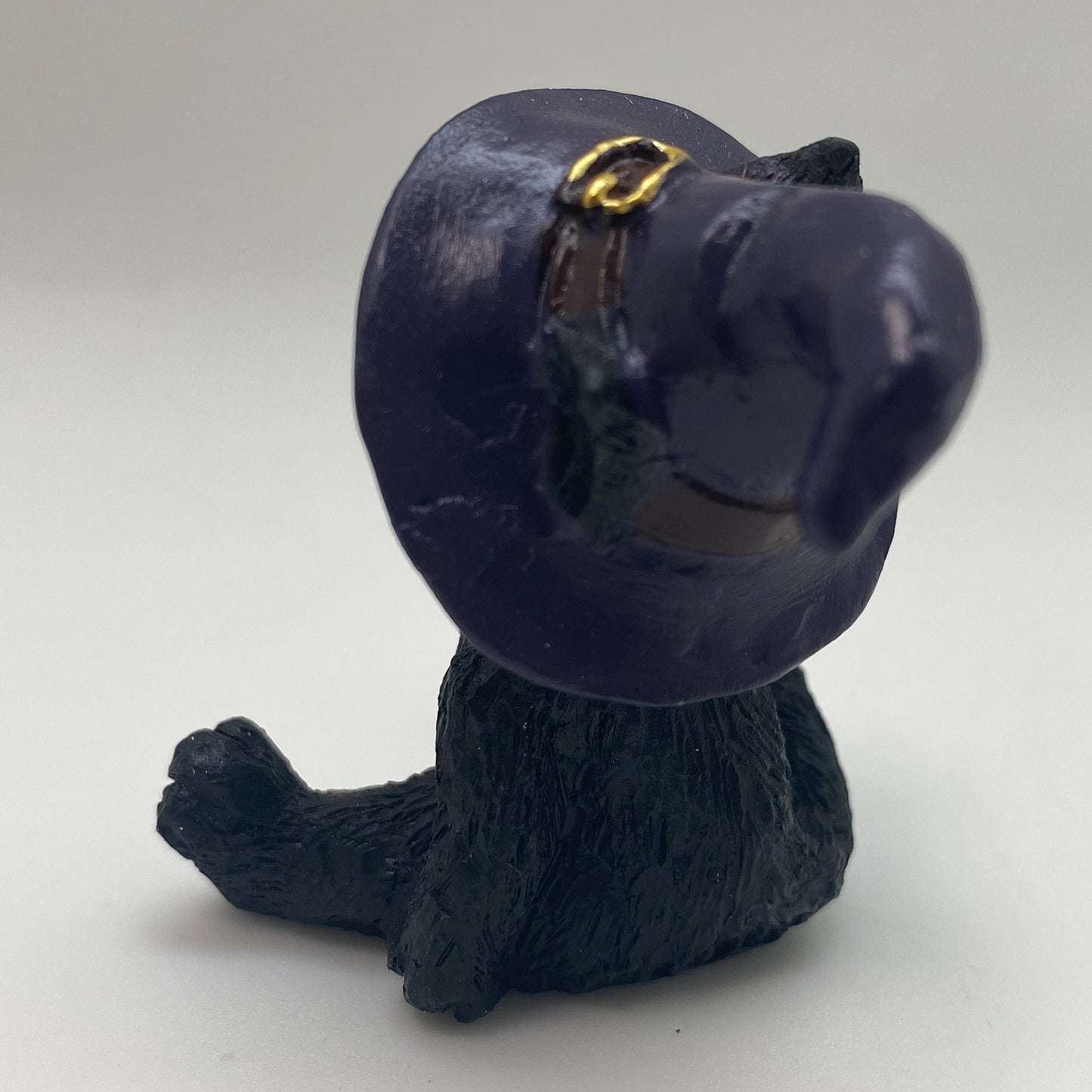 Hexen-Katzen Figur "breit sitzend mit lila Hut" - 55 x 65 mm