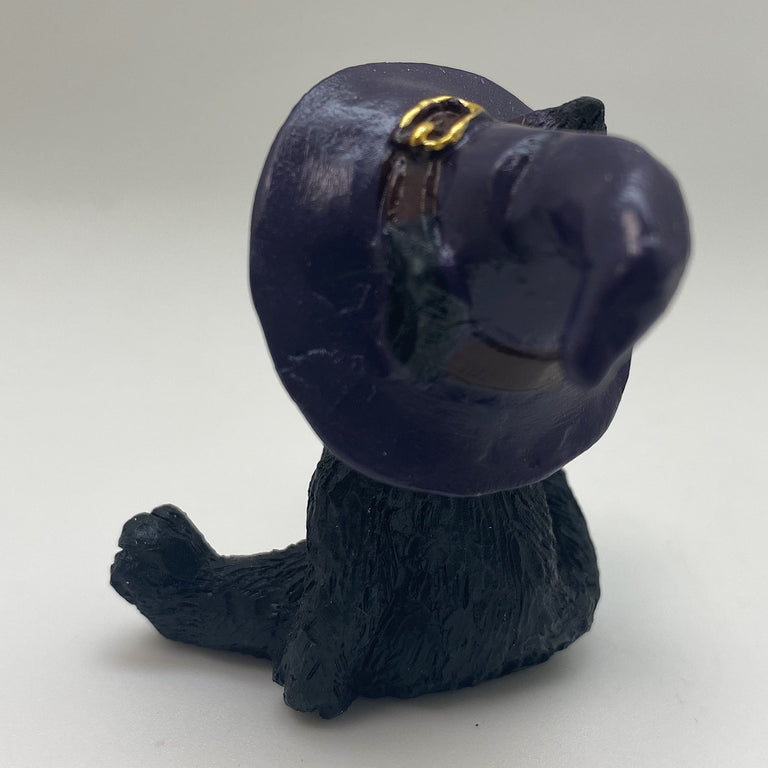 Hexen-Katzen Figur "breit sitzend mit lila Hut" - 55 x 65 mm