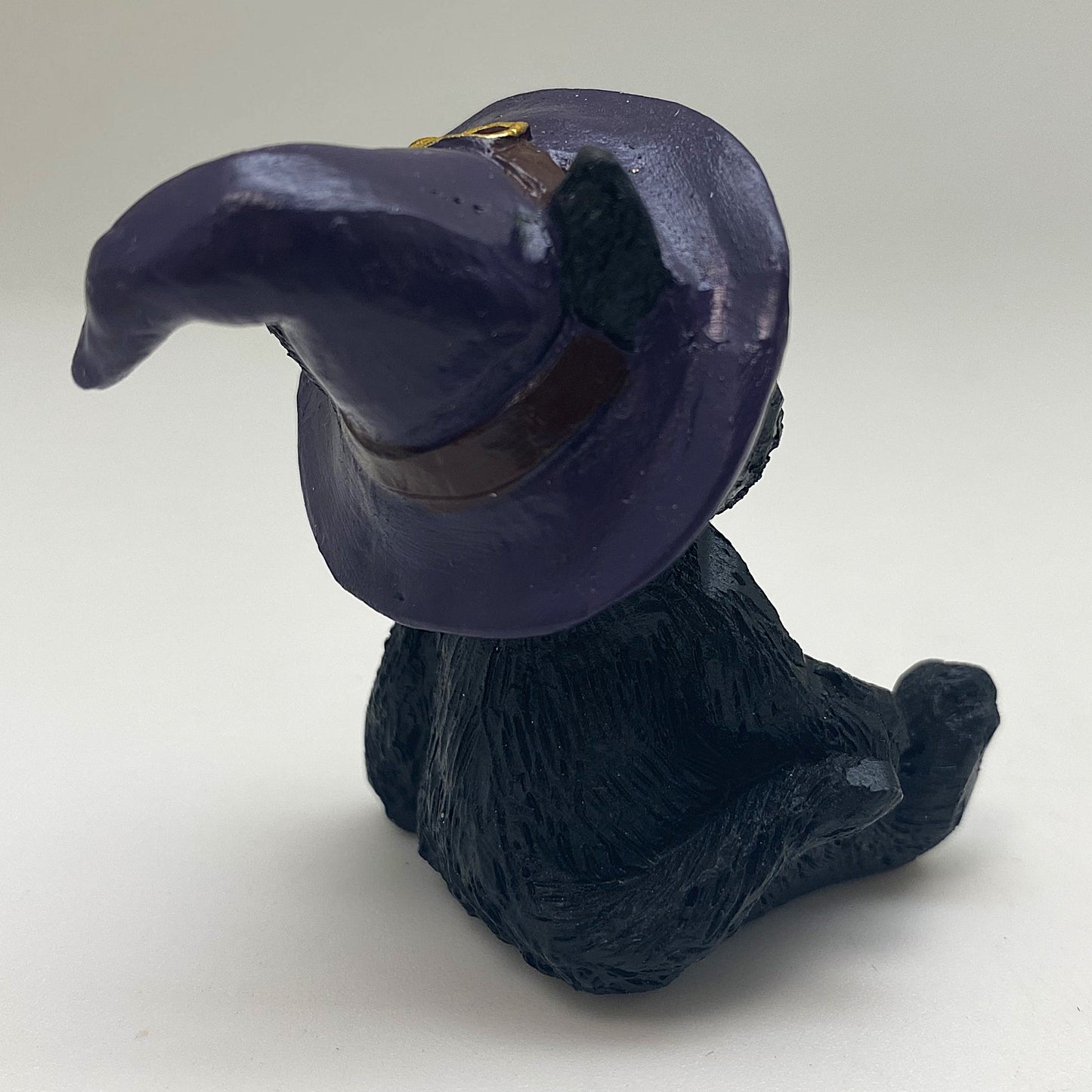 Hexen-Katzen Figur "breit sitzend mit lila Hut" - 55 x 65 mm
