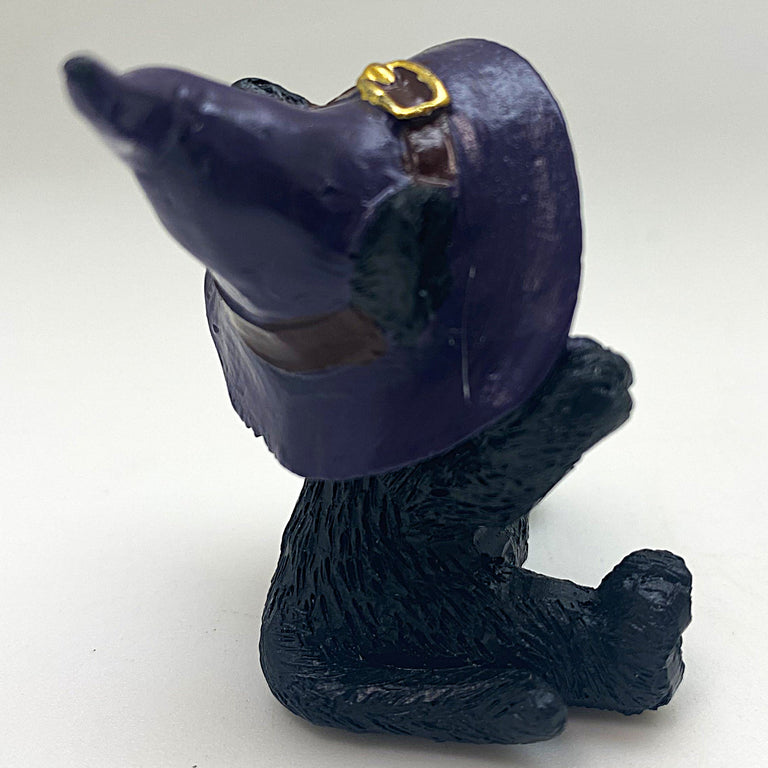 Hexen-Katzen Figur "glücklich mit lila Hut" - 55 x 65 mm