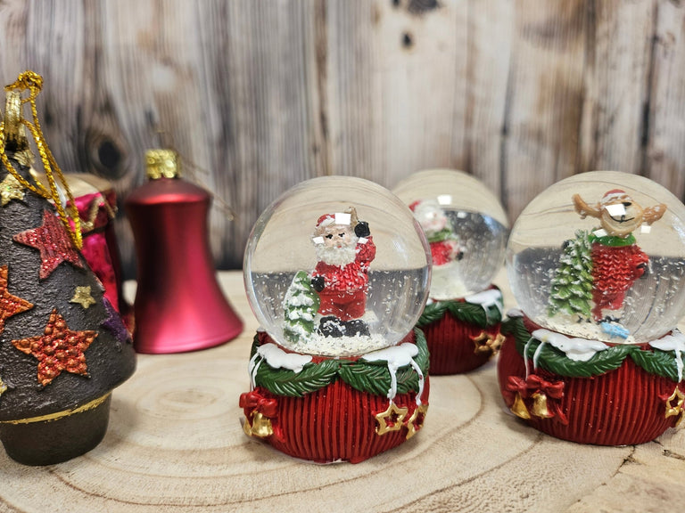 Mini - Schneekugeln Weihnachtsmann auf Deko - Sockel 45mm Durchmesser - Schneekugelhaus