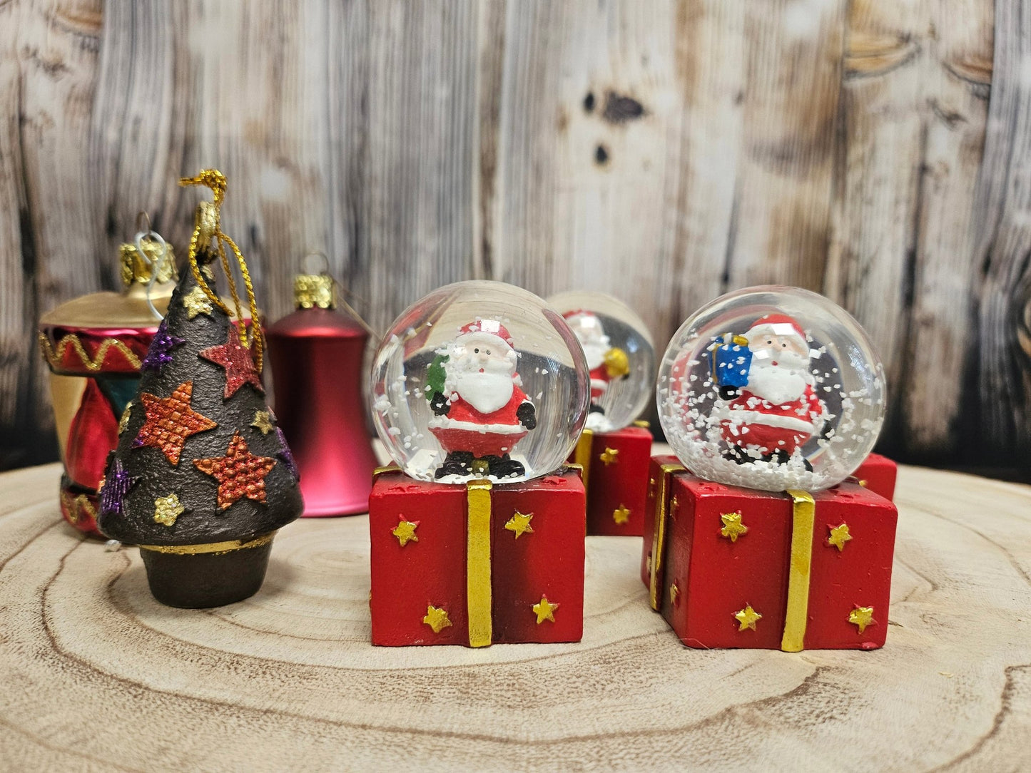 Mini - Schneekugeln Weihnachtsmann Baum auf Geschenke - Sockel 45mm Durchmesser - Schneekugelhaus