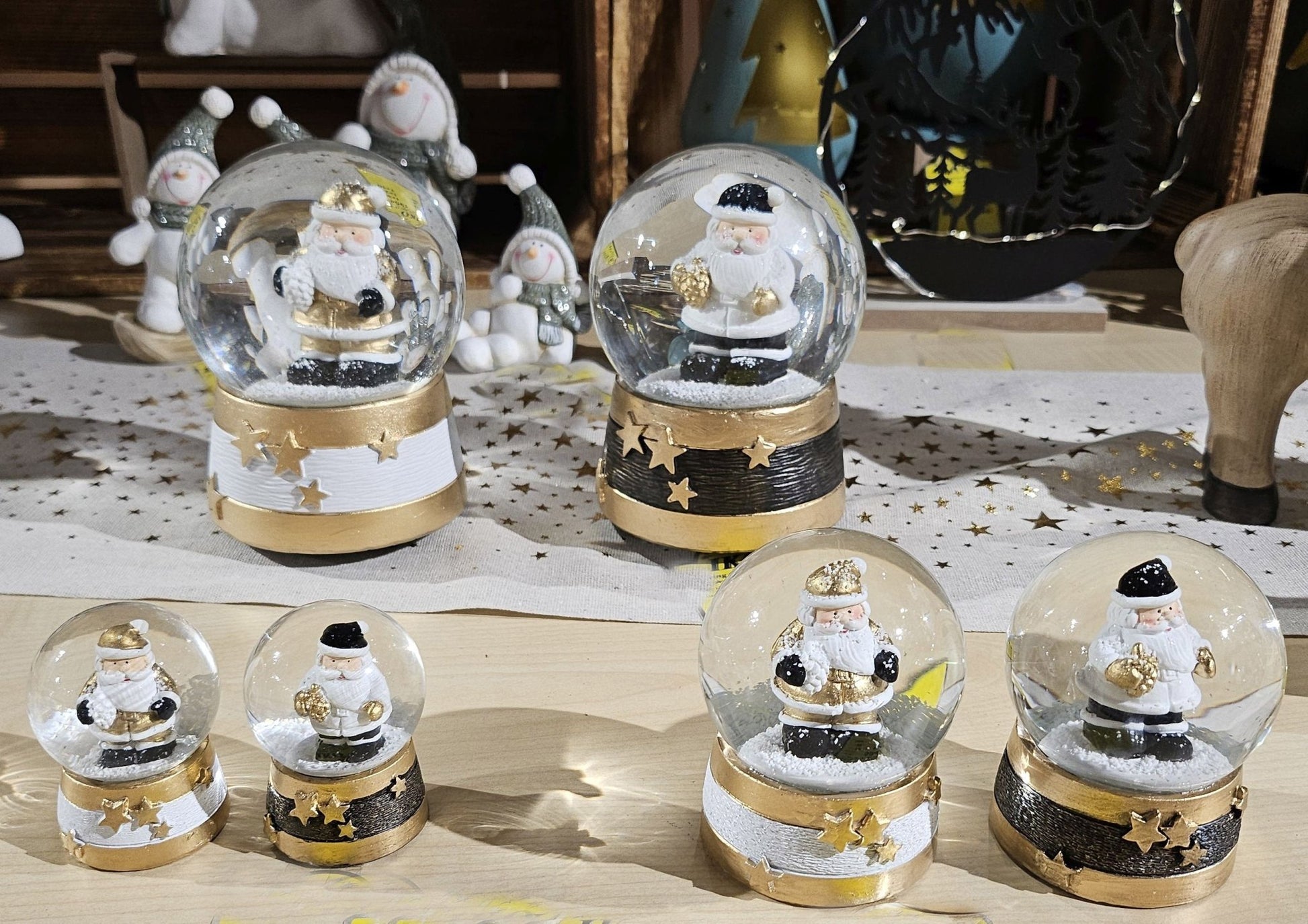 Moderne Mini - Schneekugel Weihnachtsmann schwarz weiß auf Sockel gold schwarz Sterne B: 65mm - Schneekugelhaus