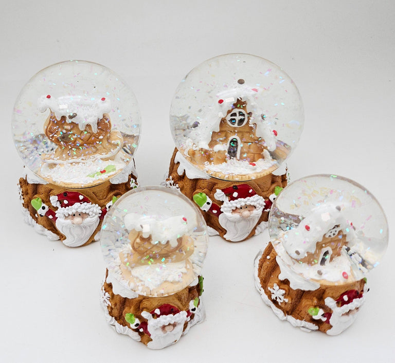 Süße Mini - Schneekugel Lebkuchenhaus auf Sockel Weihnachtsbäckerei 45 mm Durchmesser - Schneekugelhaus