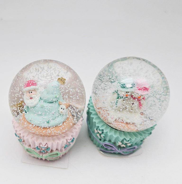 Süße Mini - Schneekugel Muffin rosa Santa auf Sockel Weihnachtsbäckerei 45 mm Durchmesser - Schneekugelhaus