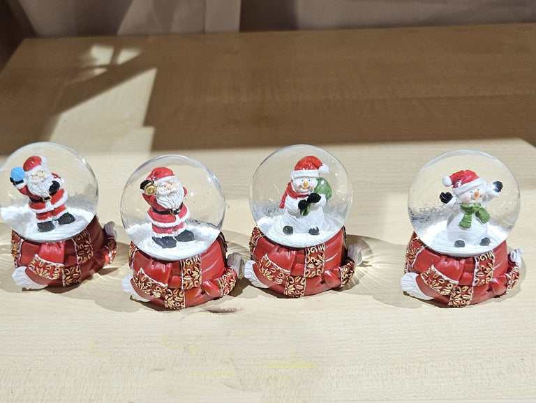 Süße Mini - Schneekugel Weihnachtsmann Schneeball auf Sockel rot gold Winterschal B: 45mm - Schneekugelhaus