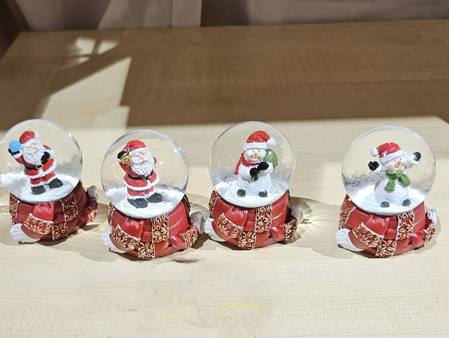 Süße Schneekugel Weihnachtsmann goldene Kugel auf Sockel rot gold Winterschal B: 65mm - Schneekugelhaus