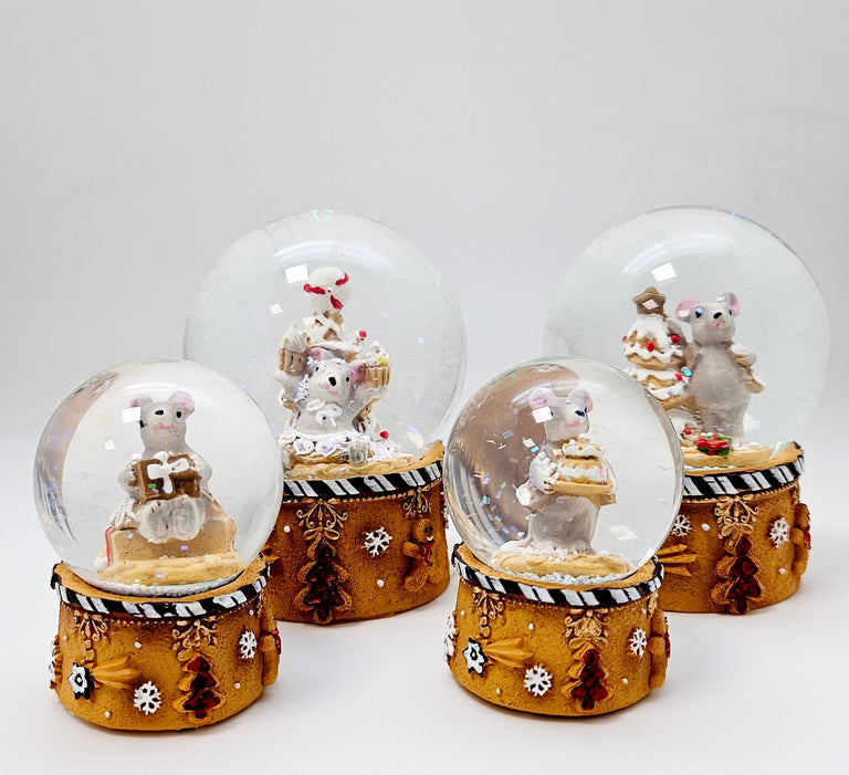 Süße Schneekugel Weihnachtsmaus mit Muffins ocker auf Sockel Weihnachtsbäckerei 65 mm Durchmesser - Schneekugelhaus