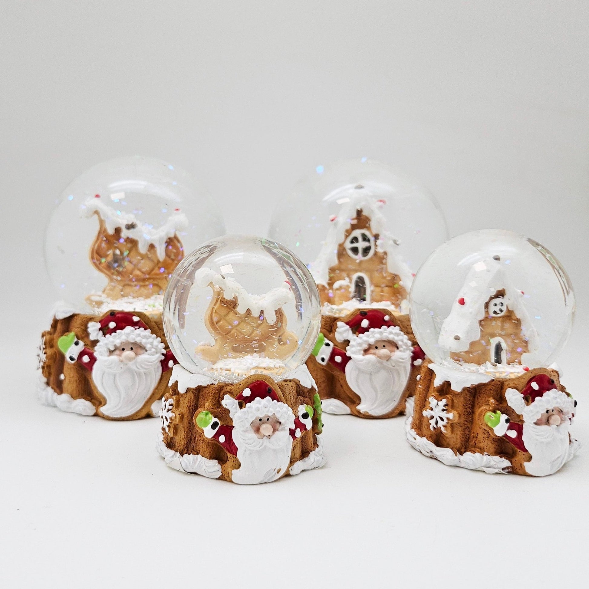 Süße Schneekugel Weihnachtswaffel auf Sockel Weihnachten 65 mm Durchmesser - Schneekugelhaus