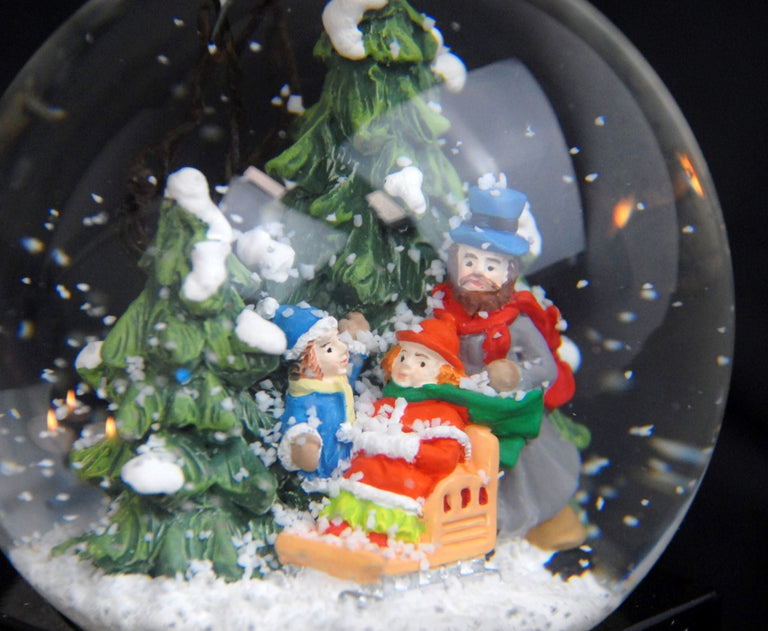 Schneekugel Familie im Winterwald mit Schlitten auf Sockel Winterlandschaft Eisläufer blau mit Spieluhr - Schneekugelhaus
